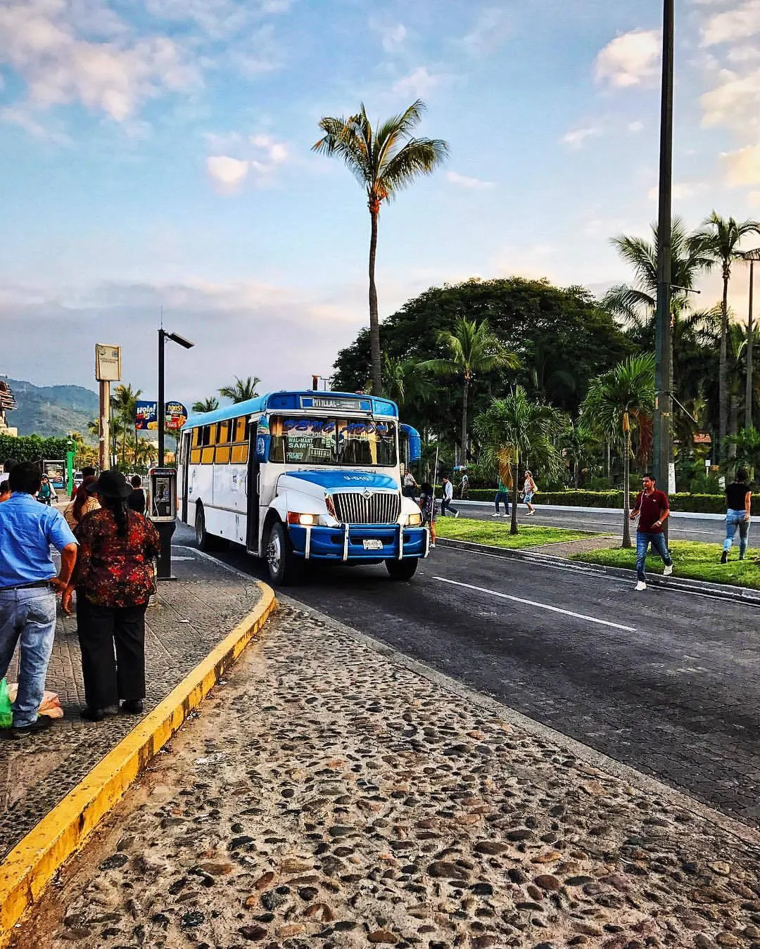 КАК ЖЕ МНЕ НРАВЯТСЯ ЭТИ МЕКСИКАНСКИЕ АВТОБУСИКИ… (at PLAZA CARACOL PUERTO VALLARTA)