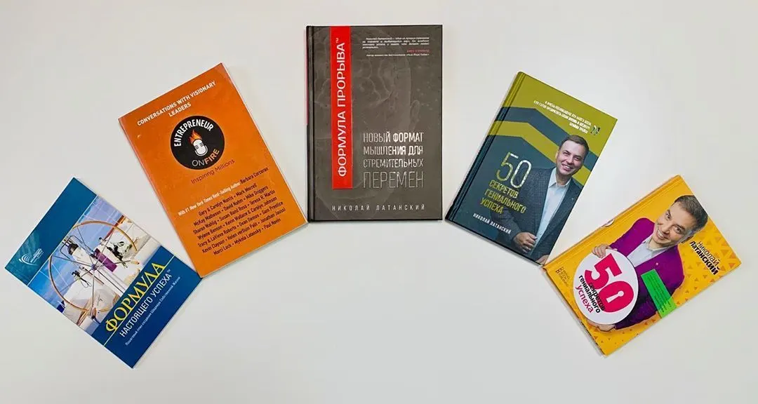 Сегодня День книги и авторского права. Значит, праздник и у меня.🤩🥳 ⠀ Все своих друзей писателей, издателей, редакторов,