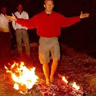 🔥 Некоторым людям кажется, что если они пройдут по горящим углям, то научаться преодолевать страх… 😱 Нет ничего
