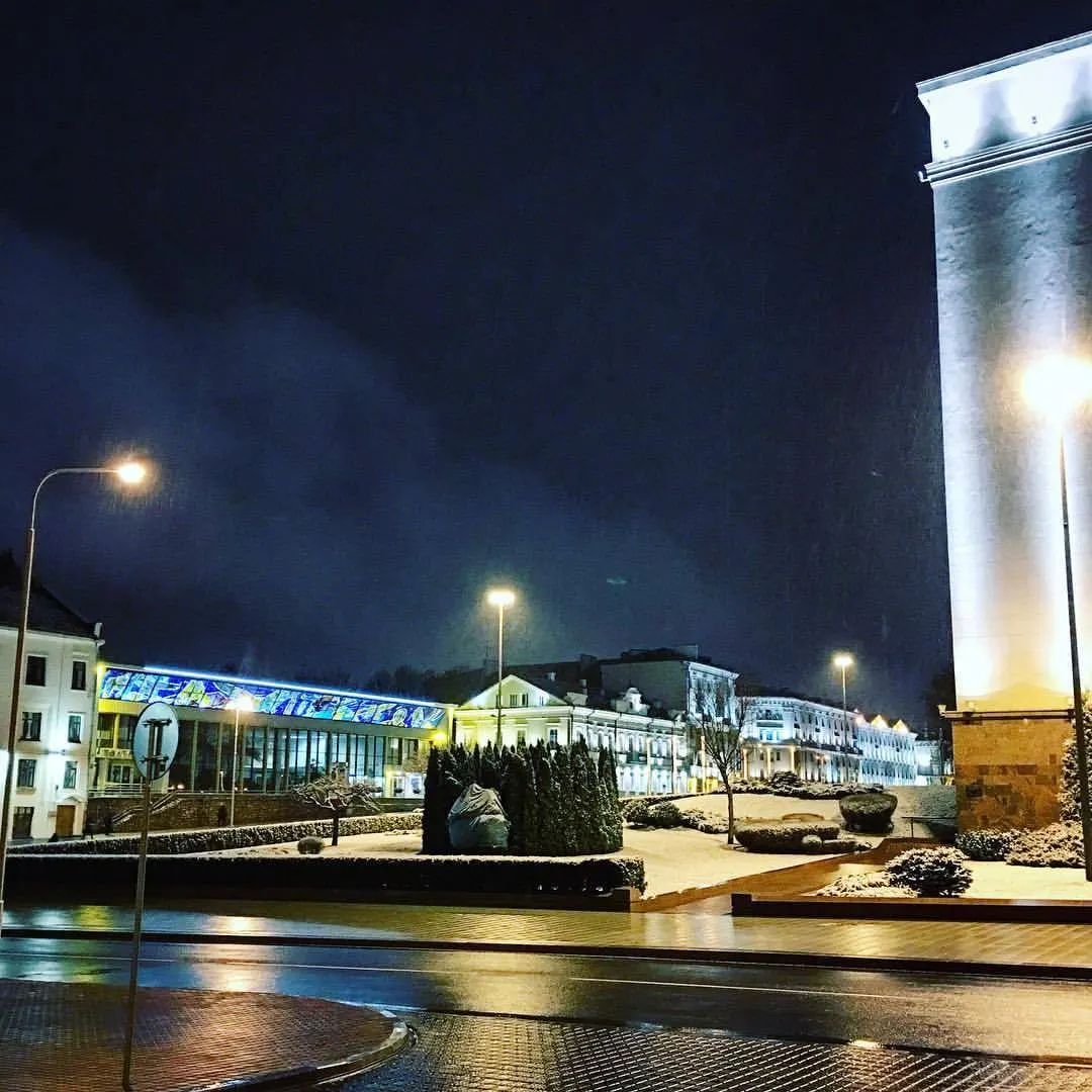 Приехали в Минск. А он неожиданно встретил нас зимой и снегом. Красотища! А завтра здесь начинается мой эксклюзивный
