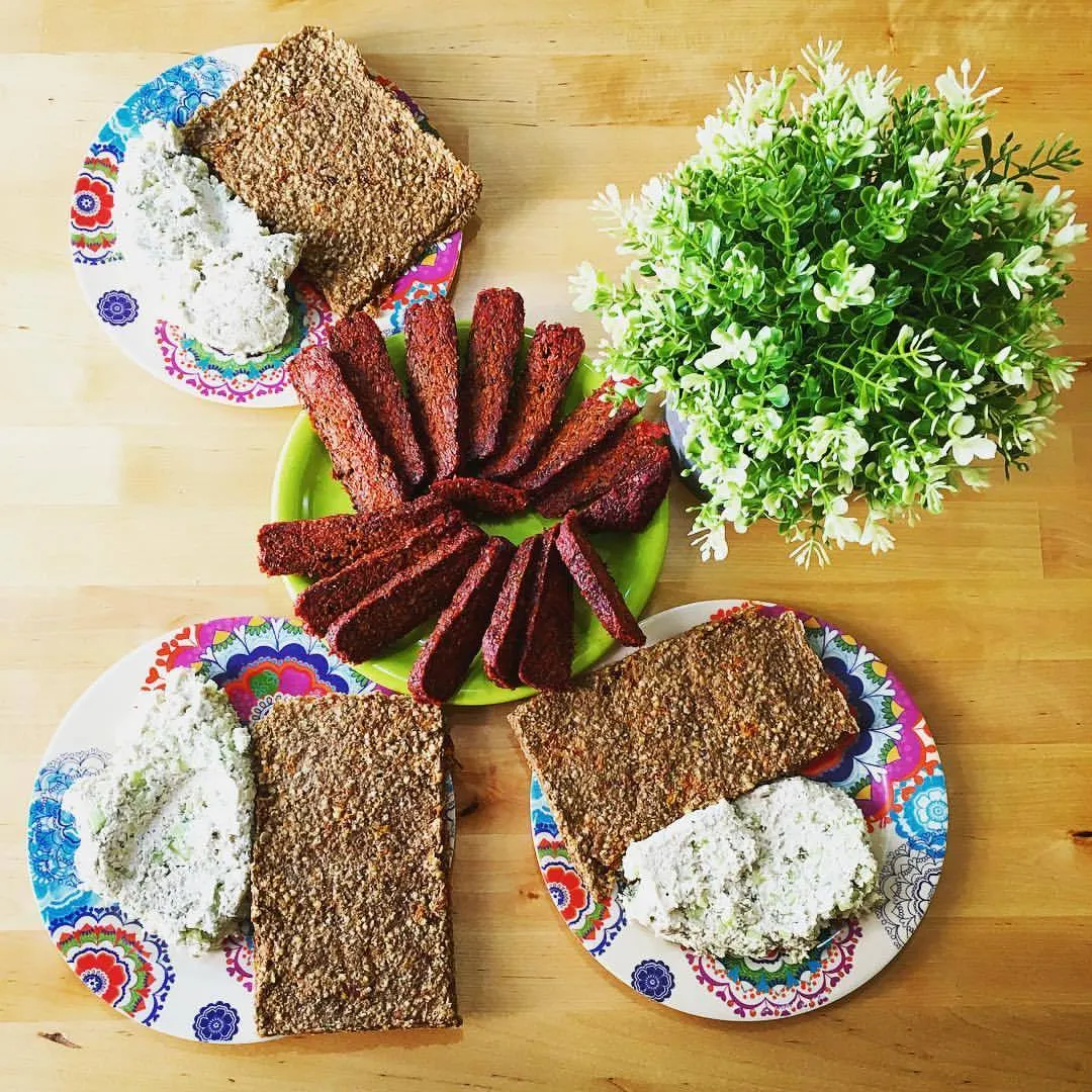 СМОТРИТЕ И УДИВЛЯЙТЕСЬ! Болгарская сыроедческая еда!!! Вкуснотища. 😜😝😛 (at Mix of Figs)