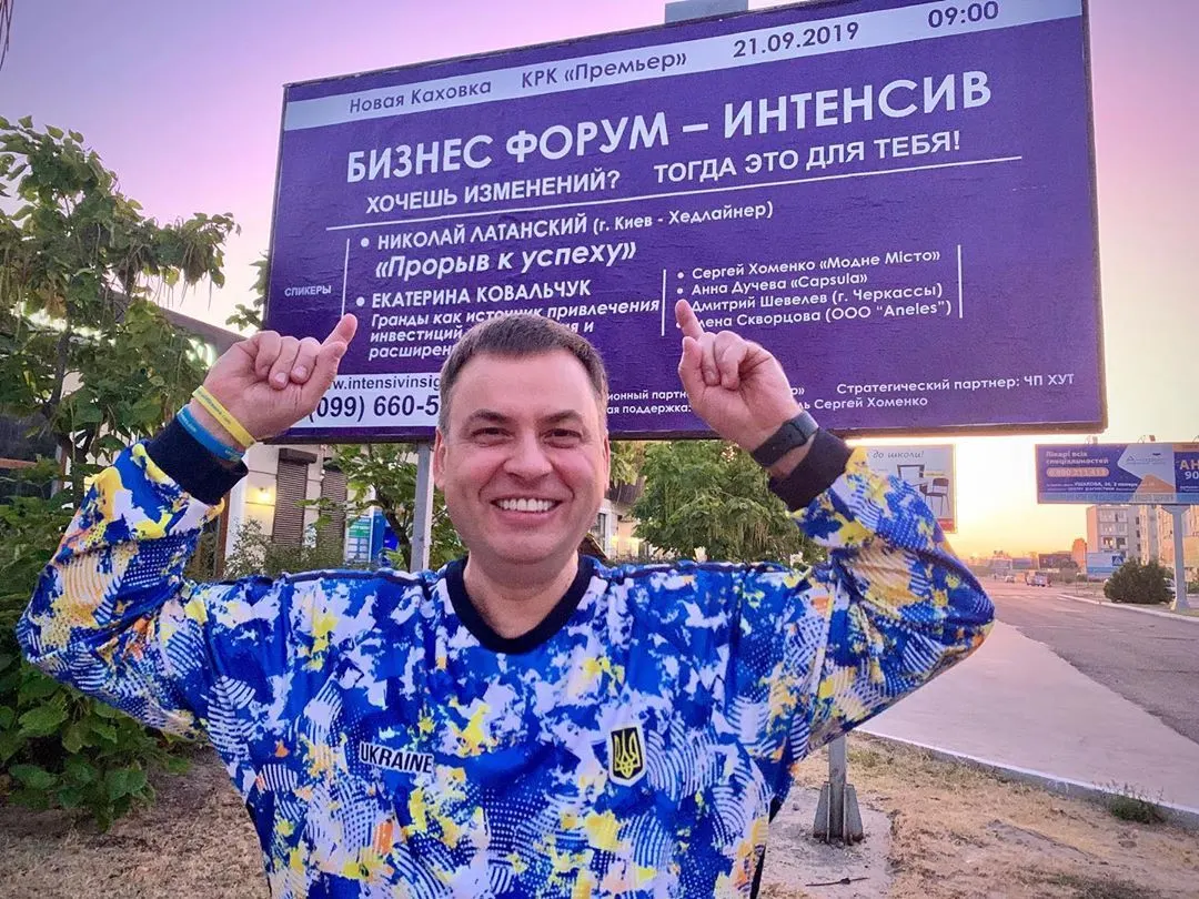 Многое впечатлило меня в Новой Каховке: люди, Днепр, сам город, но больше всего, конечно, этот Биллборд с обозначением
