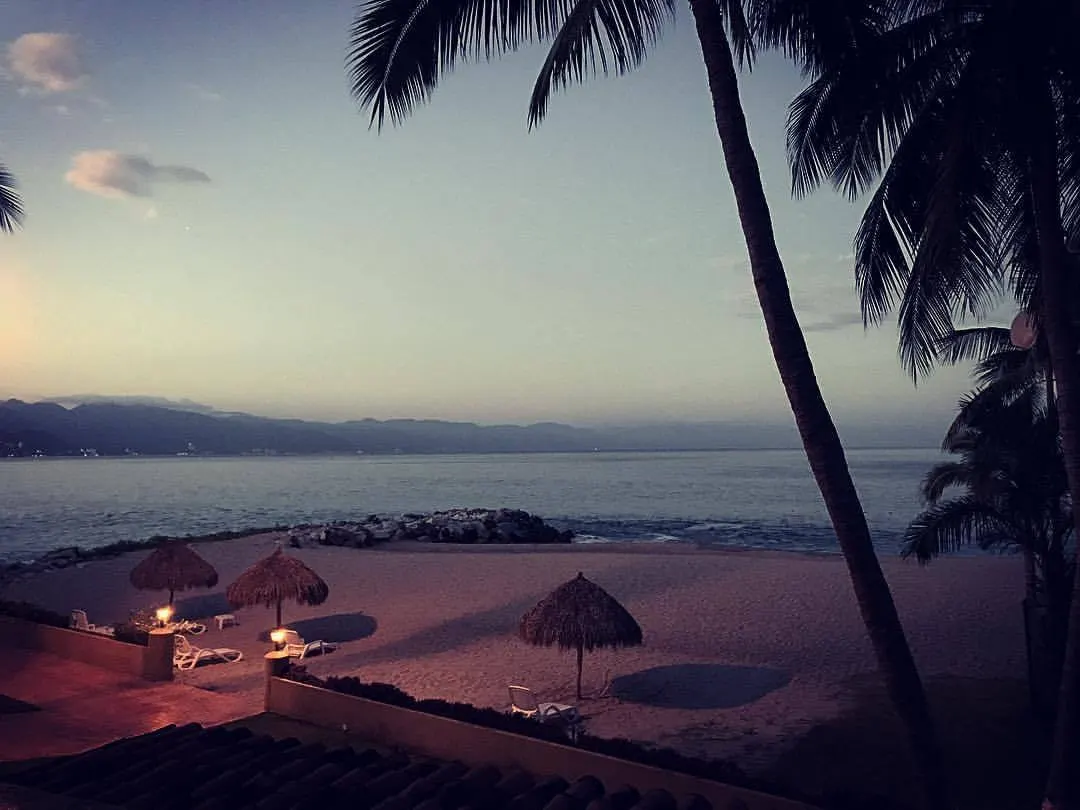 СВЕТАЕТ… А Я СИЖУ НА БАЛКОНЕ… И МЕДИТИРУЮ… (at Los Tules Mexican Resort Hotel)