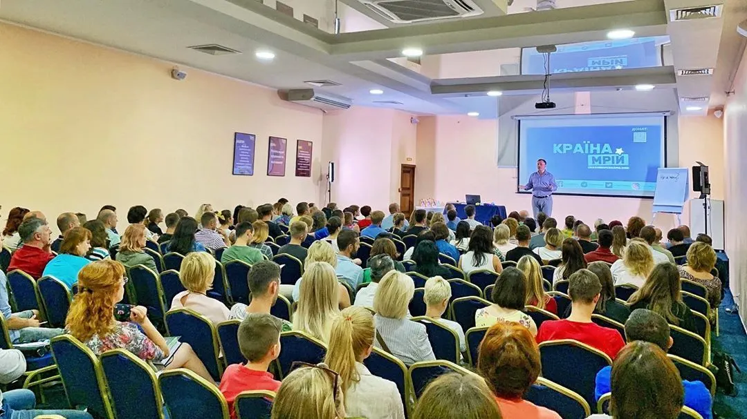 Вчера прорывался Староконстантинов. Сегодня — Хмельницкий. ⠀ Было много людей. Оба раза полные залы. Вчера 100 человек, сегодня