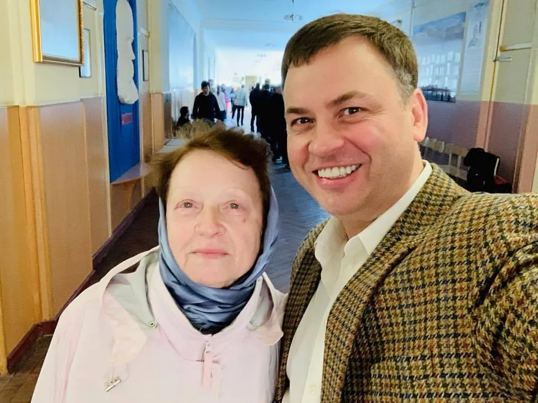 Сегодня голосовал с мамой. Она как и в первом туре специально приехала на автобусе за 170 километров, чтобы