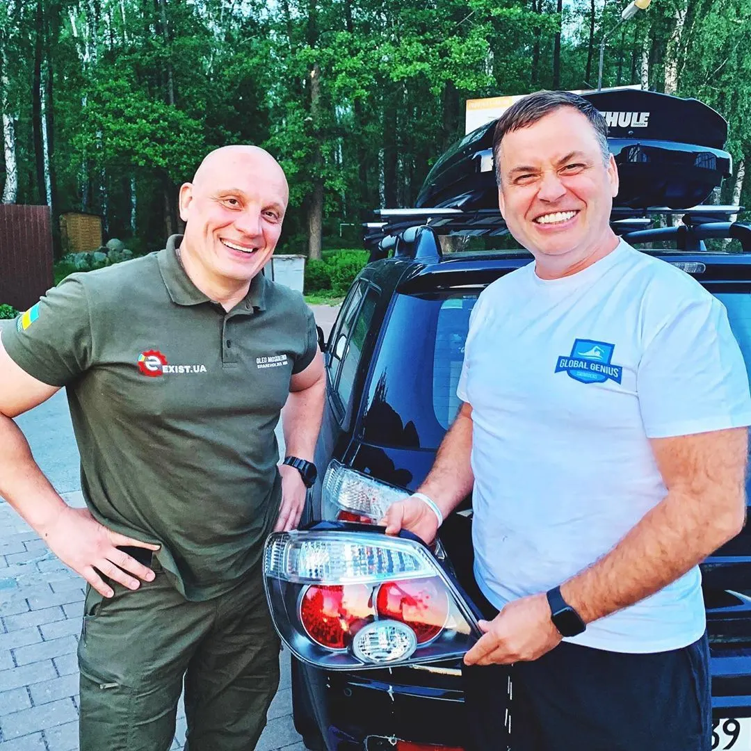 НАЕХАЛ ЗАДОМ НА ФОНАРНЫЙ СТОЛБ… ⠀ …и уже полгода езжу на автомобиле с заклеенным скотчем задним фонарем. Стыдоба!