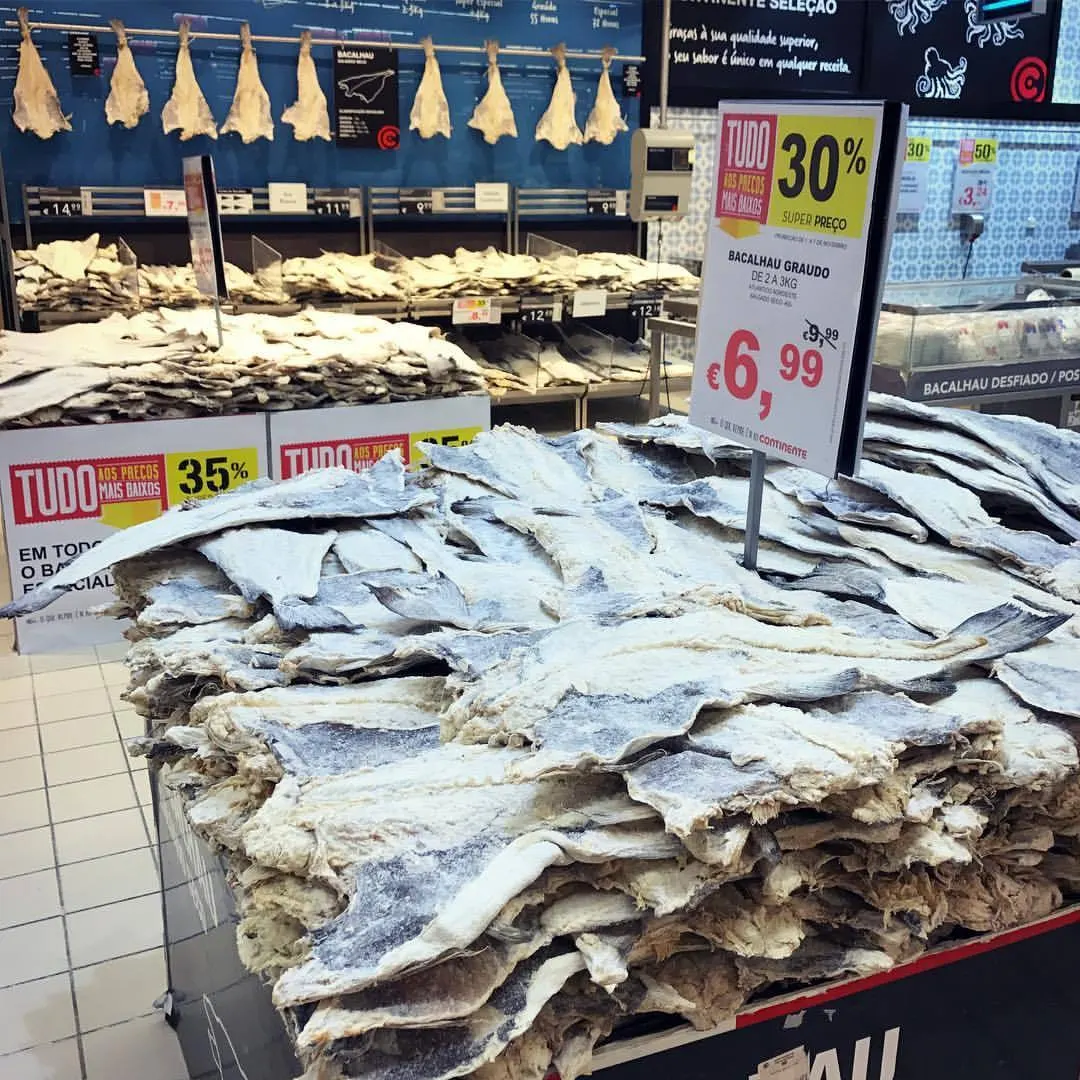 ВЫ КОГДА-НИБУДЬ ВИДЕЛИ… …море гигантской океанической соленой таранки? Я сегодня в Португалии увидел. И прозрел. Никогда не знал,