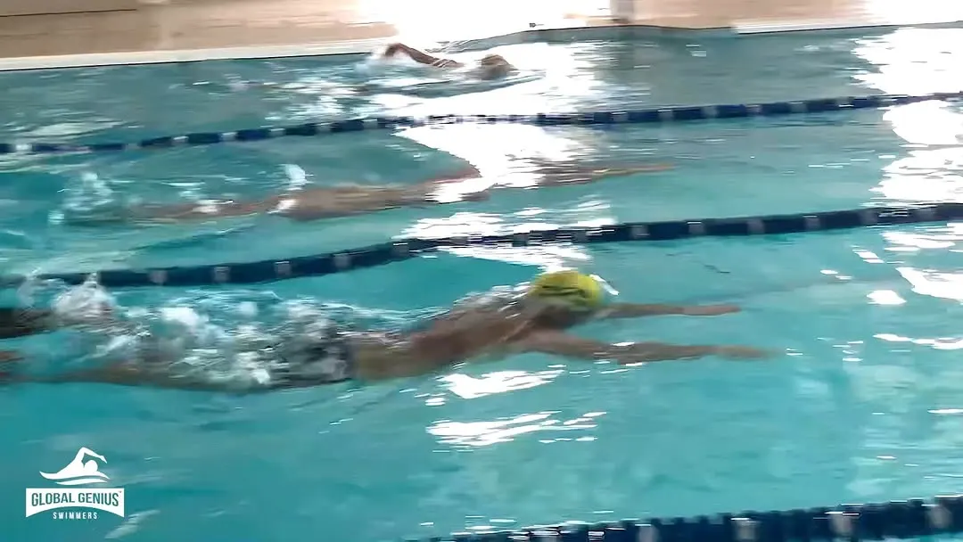 А ЗНАЕТЕ, КАК ЭТО КЛАССНО… 🏊♂️🏊♀️ ⠀ …когда тебя тренирует и плывет рядом с тобой на тренировке на