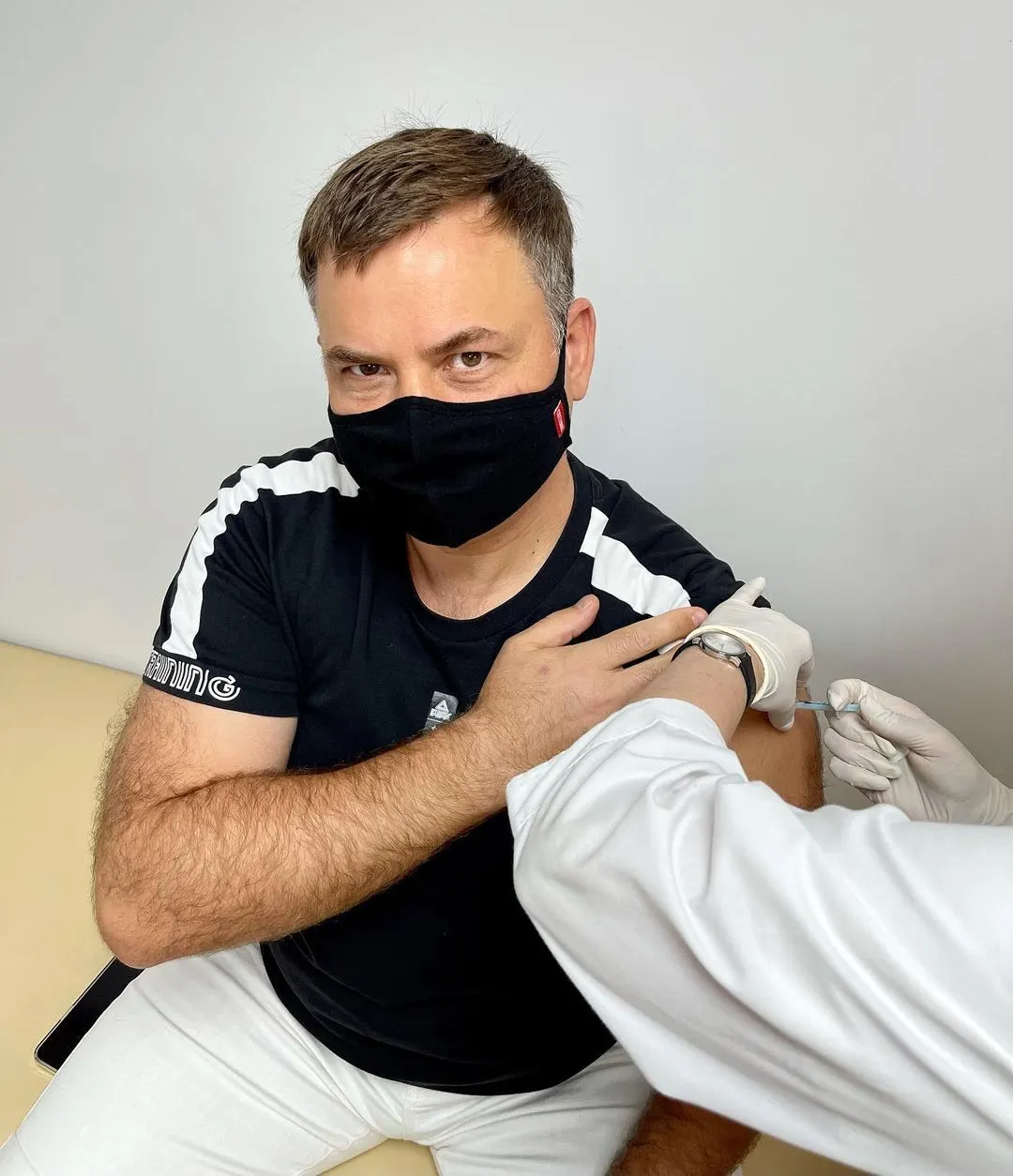 Вторая доза вакцины зашла! Кратко отвечу на вопросы, которые вы задавали мне после первого укола. 1. Сколько стоит