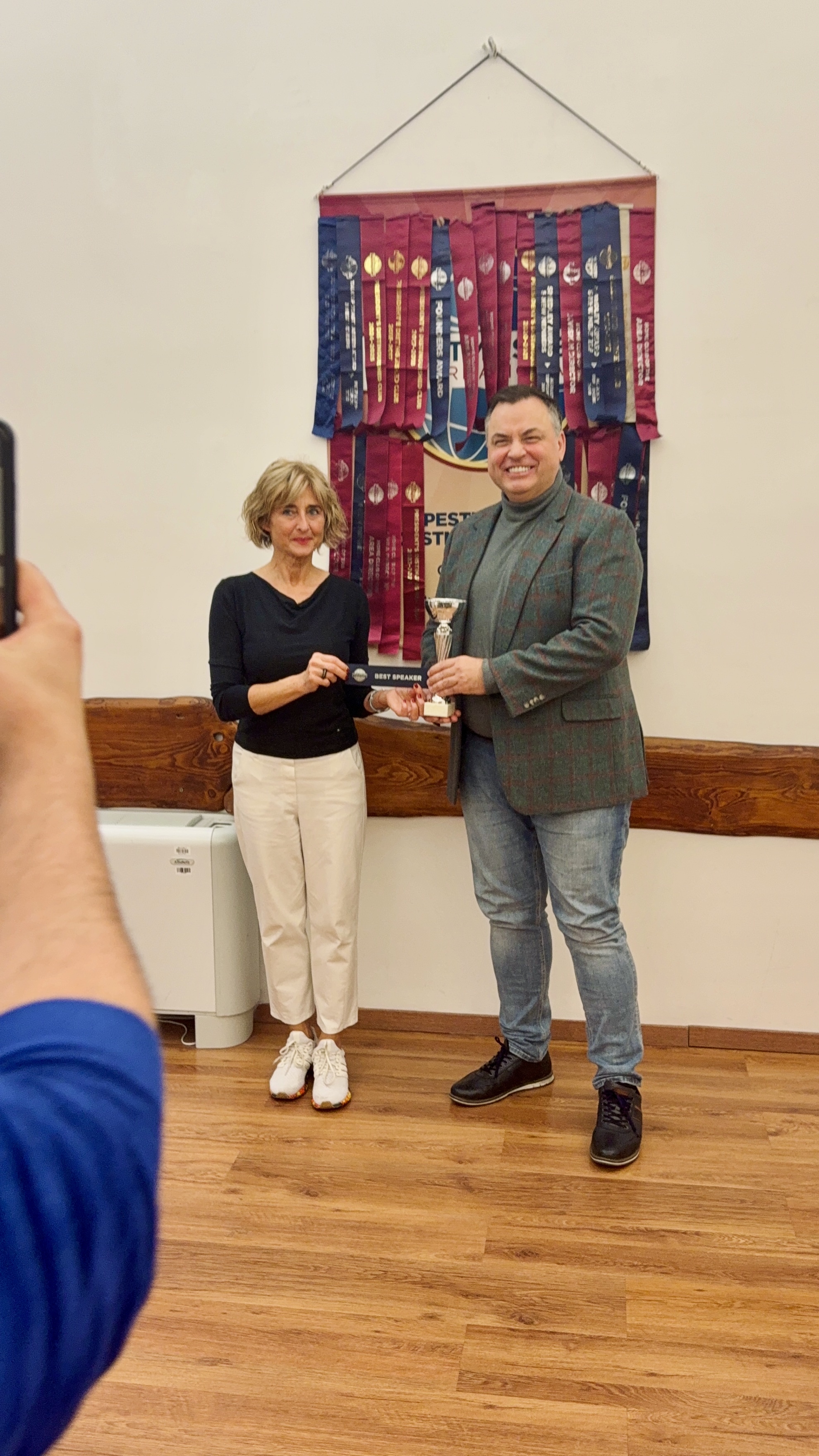 Вручение награды лучшего спикера в клубе Toastmasters в Будапеште
