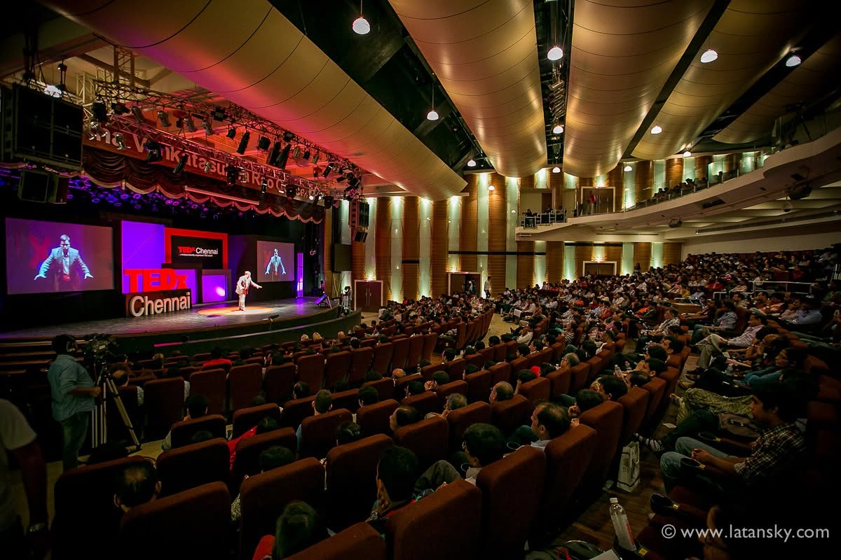 Николай Латанский выступает перед аудиторией TEDx Chennai