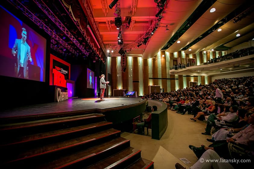 Николай Латанский выступает на сцене TEDx Chennai