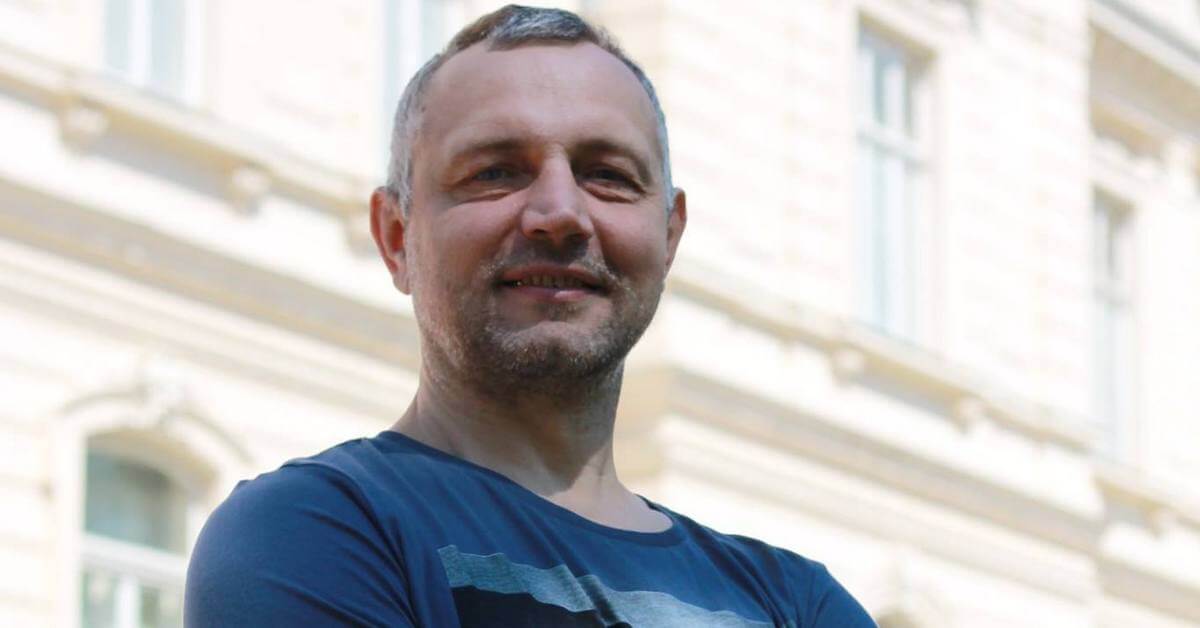 ЗАНЯЛСЯ ИЗМЕНЕНИЕМ СЕБЯ И СВОИХ ПРИВЫЧЕК