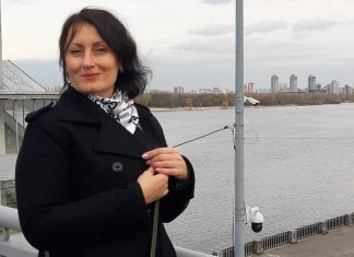 МОТИВИРУЕТ И ПОБУЖДАЕТ К ДЕЙСТВИЯМ